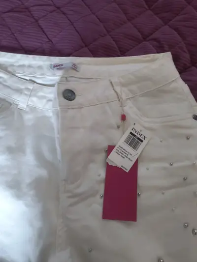 Jeans blancos con detalles brillantes - miniatura 2