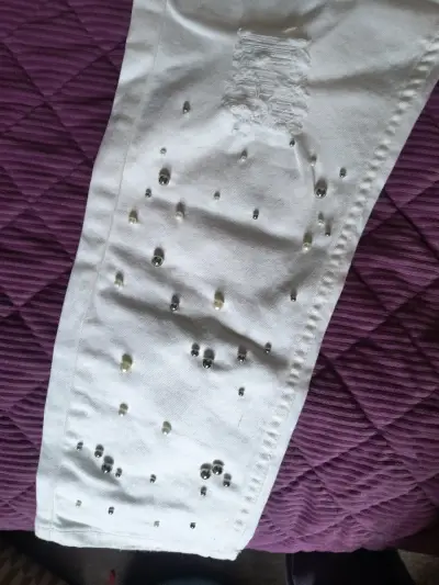 Jeans blancos con detalles brillantes - miniatura 5