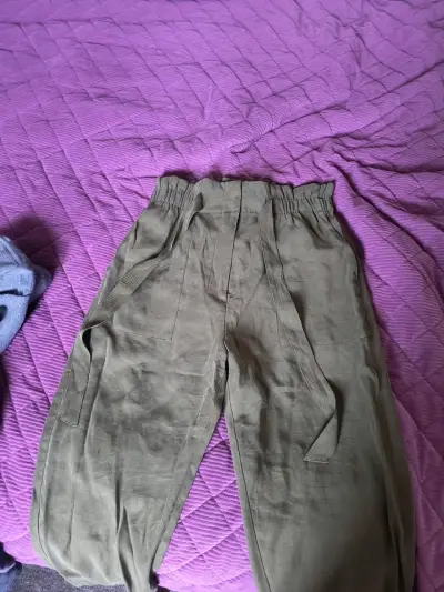 Pantalón verde estilo cargo - miniatura 1