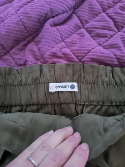 Pantalón verde estilo cargo - miniatura 2