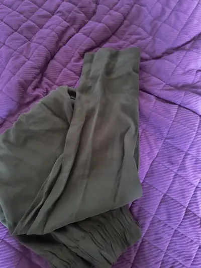 Pantalón verde estilo cargo - miniatura 3