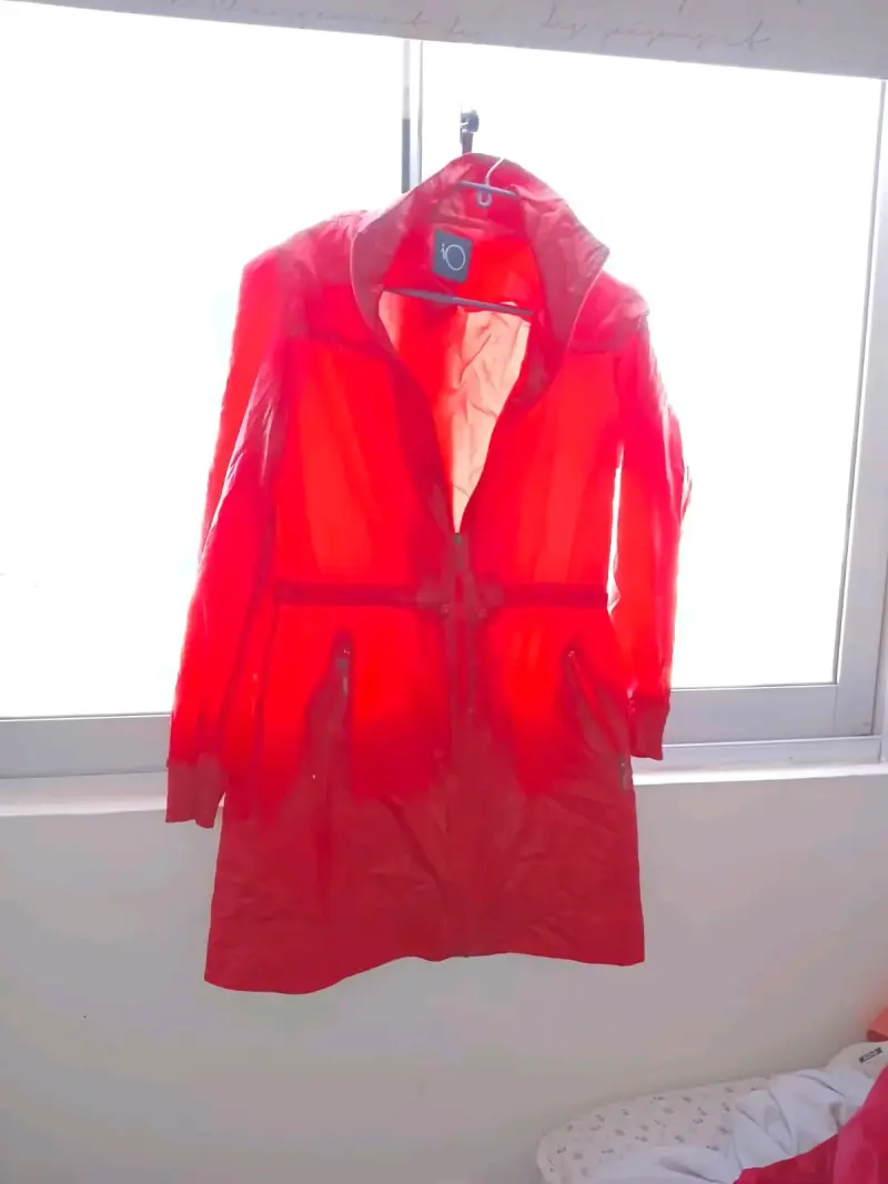 Chaqueta roja impermeable