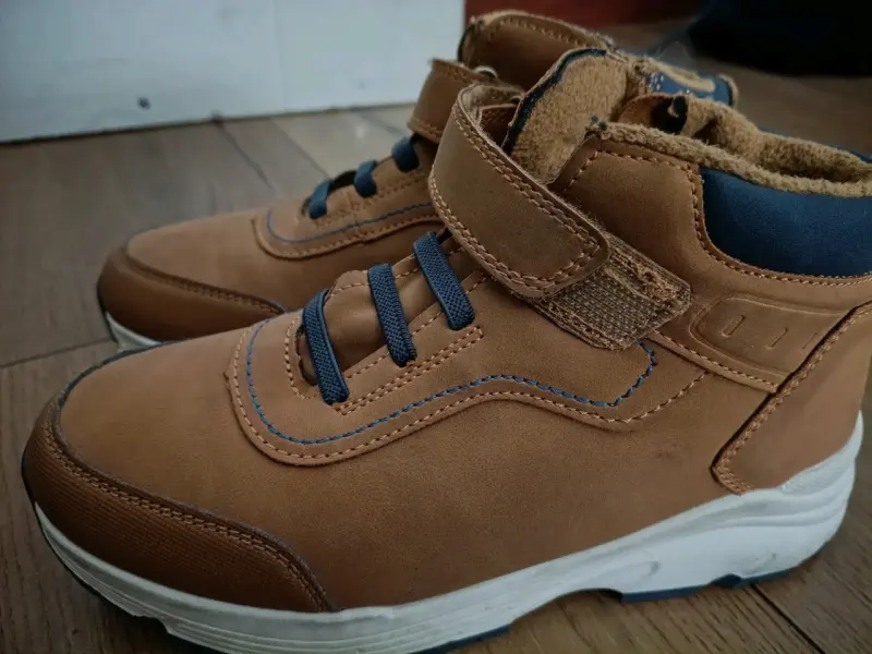 Zapatillas marrón con cierre velcro - 1