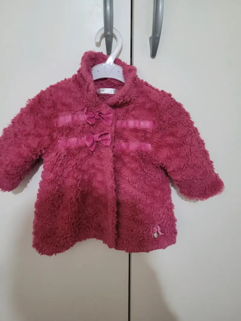 Chaqueta de bebé rosada peluda