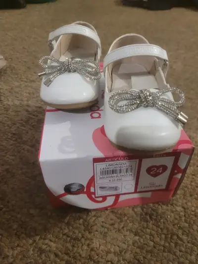 Zapatos blancos para niña con lazo - miniatura 1