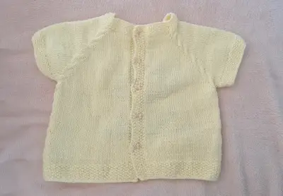 Chaleco de bebé tejido amarillo - miniatura 1