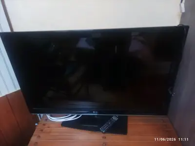 Televisor LG con control remoto - miniatura 1
