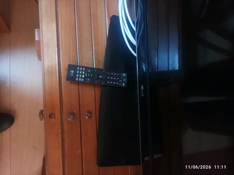 Televisor LG con control remoto - 2