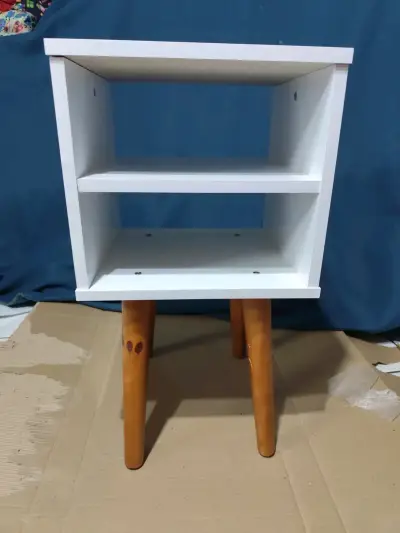 Mesa de noche blanca de madera - miniatura 1