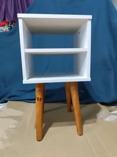 Mesa de noche blanca de madera - miniatura 2