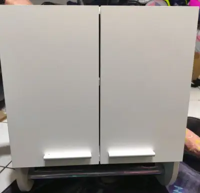Armario blanco con dos puertas - miniatura 1