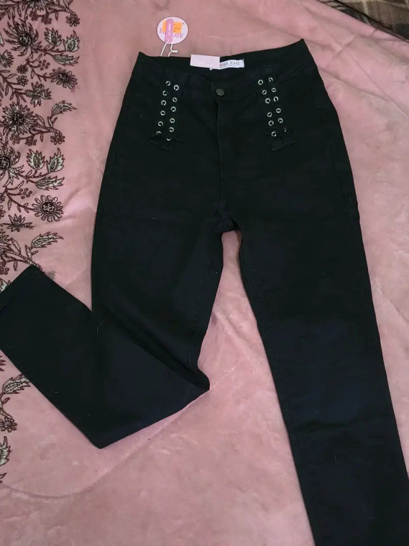 Jeans negros con detalles metálicos - 1