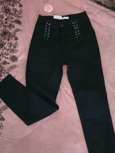 Jeans negros con detalles metálicos - miniatura 1