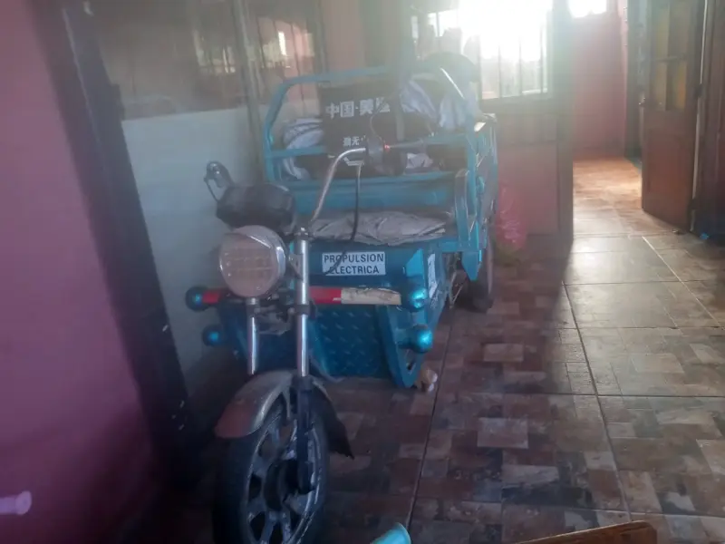Motocarro eléctrico azul en buen estado - 1