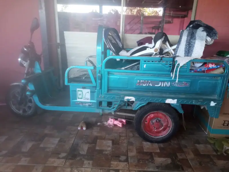 Motocarro eléctrico azul en buen estado - 2