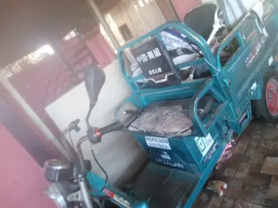 Motocarro eléctrico azul en buen estado - miniatura 3