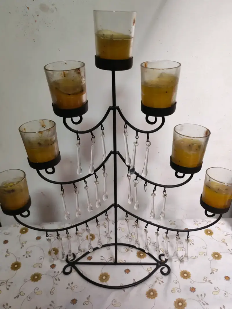Candelabro metálico con colgantes