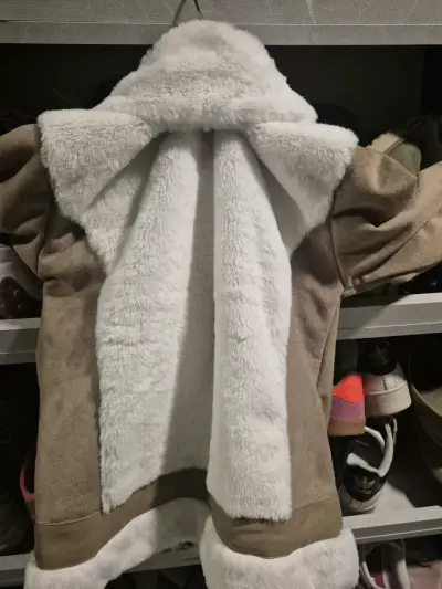 Chaqueta de piel sintética blanca y beige - miniatura 2