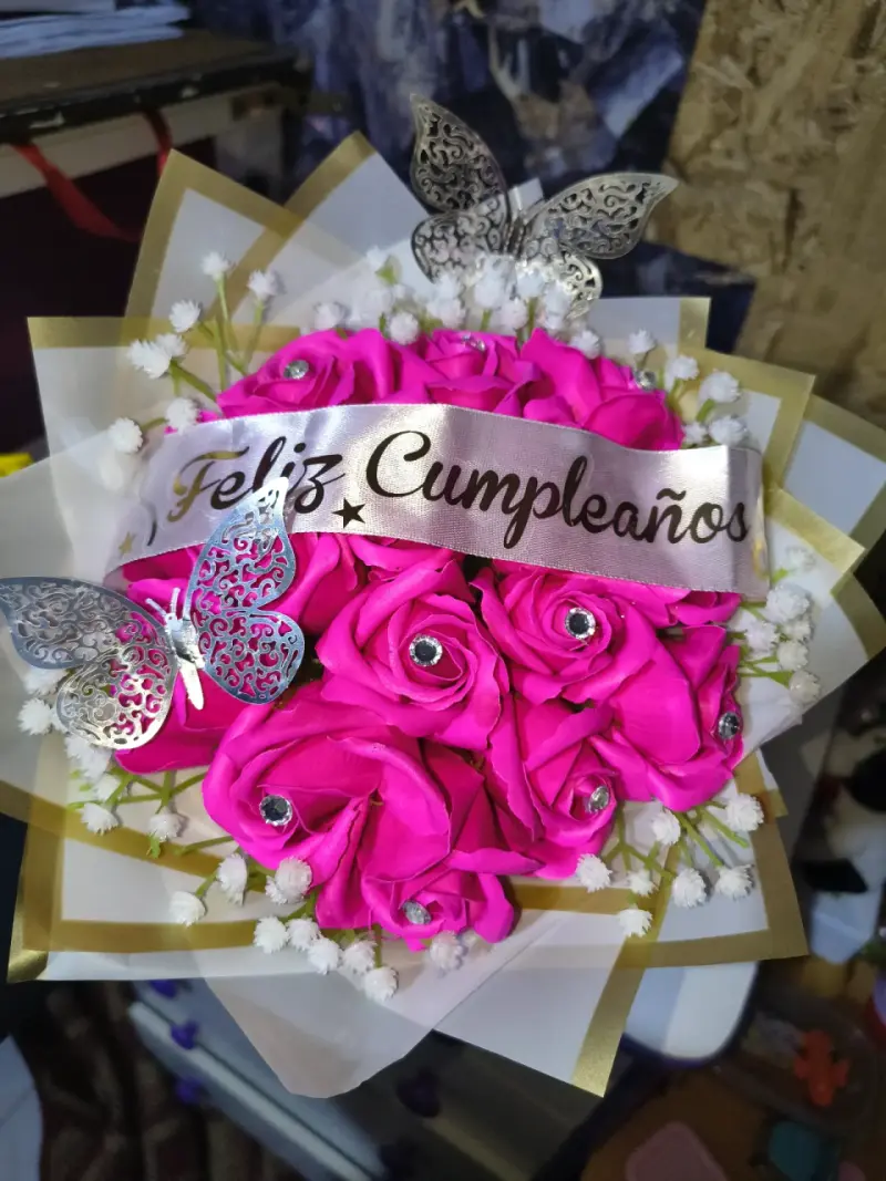Ramo de rosas artificiales - 1