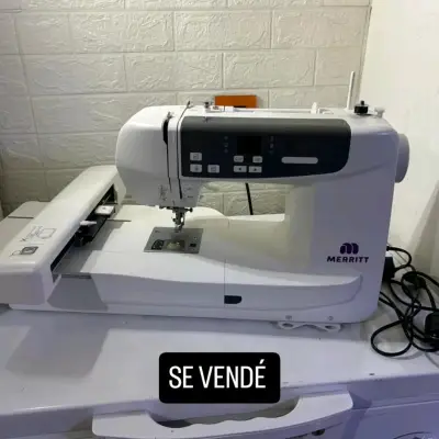 Máquina de coser Merritt blanca - miniatura 1