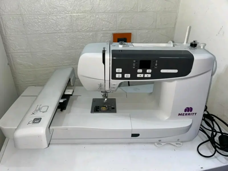 Máquina de coser Merritt blanca - 5
