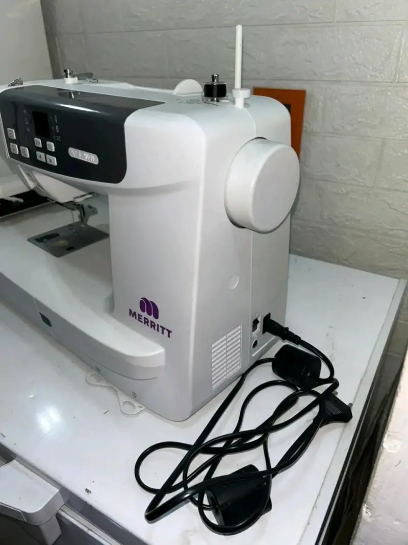 Máquina de coser Merritt blanca - 6