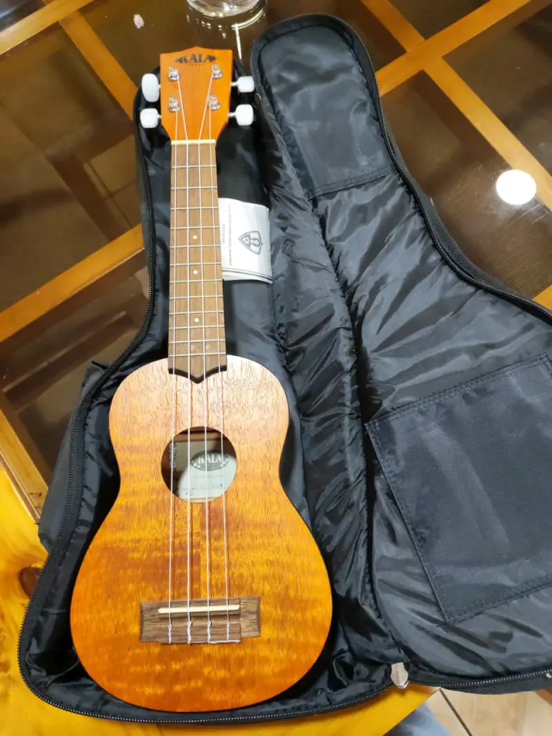Ukulele Kala soprano con funda