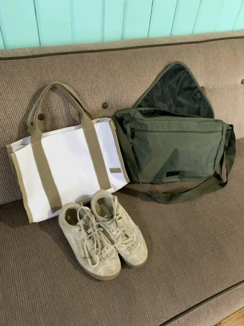 Zapatillas y bolsos en buen estado