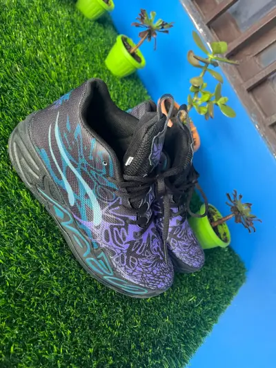 Zapatillas deportivas negras y moradas - miniatura 1