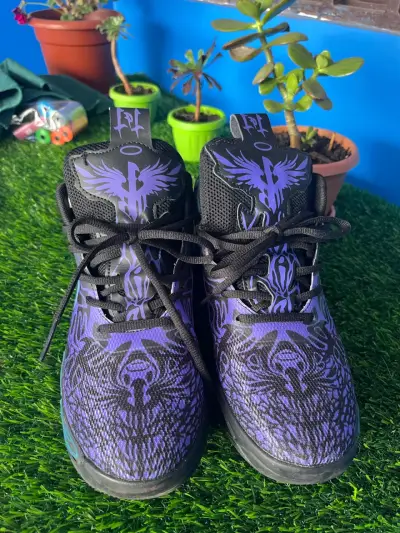 Zapatillas deportivas negras y moradas - miniatura 3