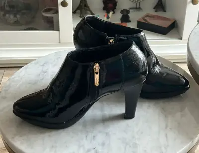 Botines negros de charol - miniatura 2