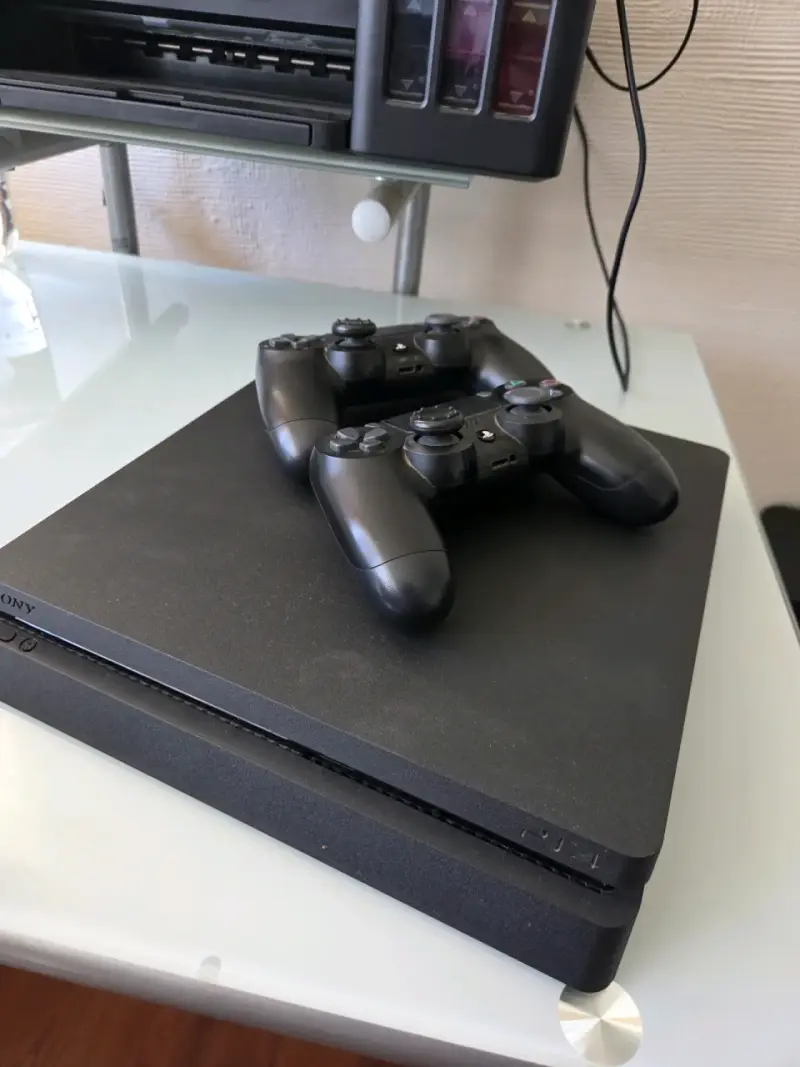 Consola PS4 con accesorios - 2