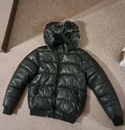 Chaqueta Puffer Negra impermeable con Capucha desm - miniatura 1