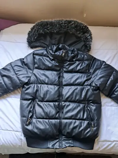 Chaqueta Puffer Negra impermeable con Capucha desm - miniatura 3