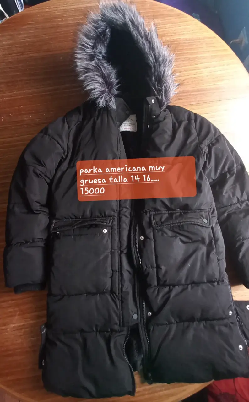 Parka negra gruesa con gorro - 1