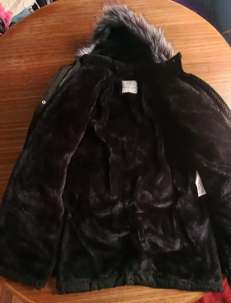 Parka negra gruesa con gorro - 2