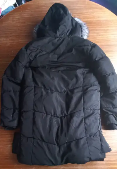 Parka negra gruesa con gorro - miniatura 3