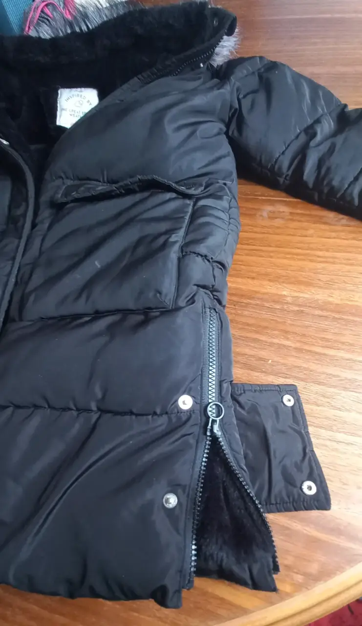 Parka negra gruesa con gorro - 4