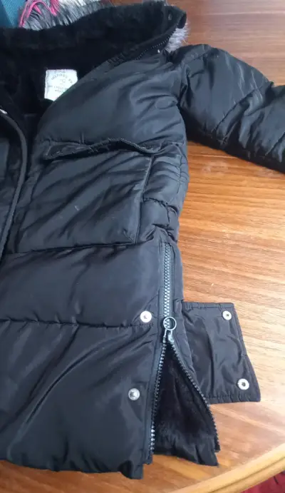 Parka negra gruesa con gorro - miniatura 4