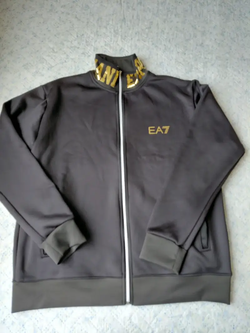 Chaqueta deportiva EA7 gris con detalles dorados - 1