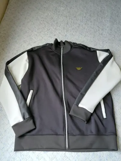 Chaqueta deportiva EA7 gris con detalles dorados - miniatura 3