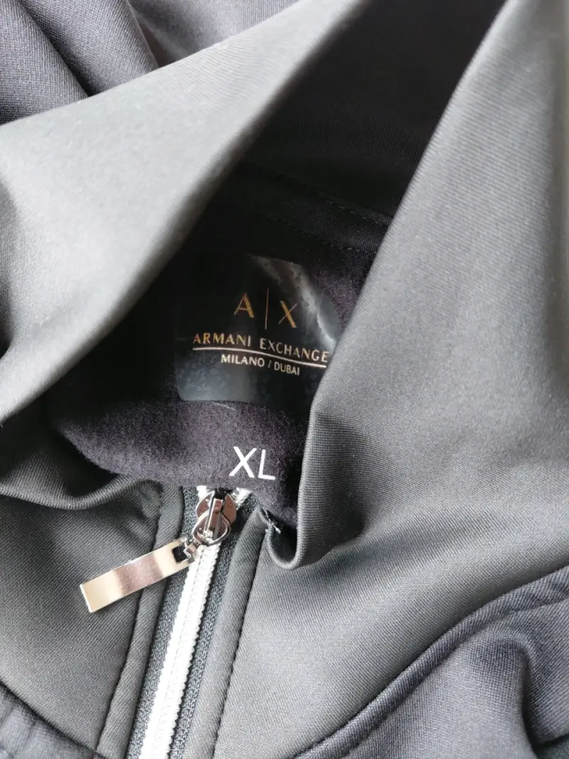 Chaqueta deportiva EA7 gris con detalles dorados - 4