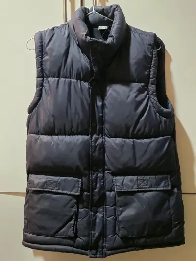 Chaqueta acolchado negro sin mangas - miniatura 2