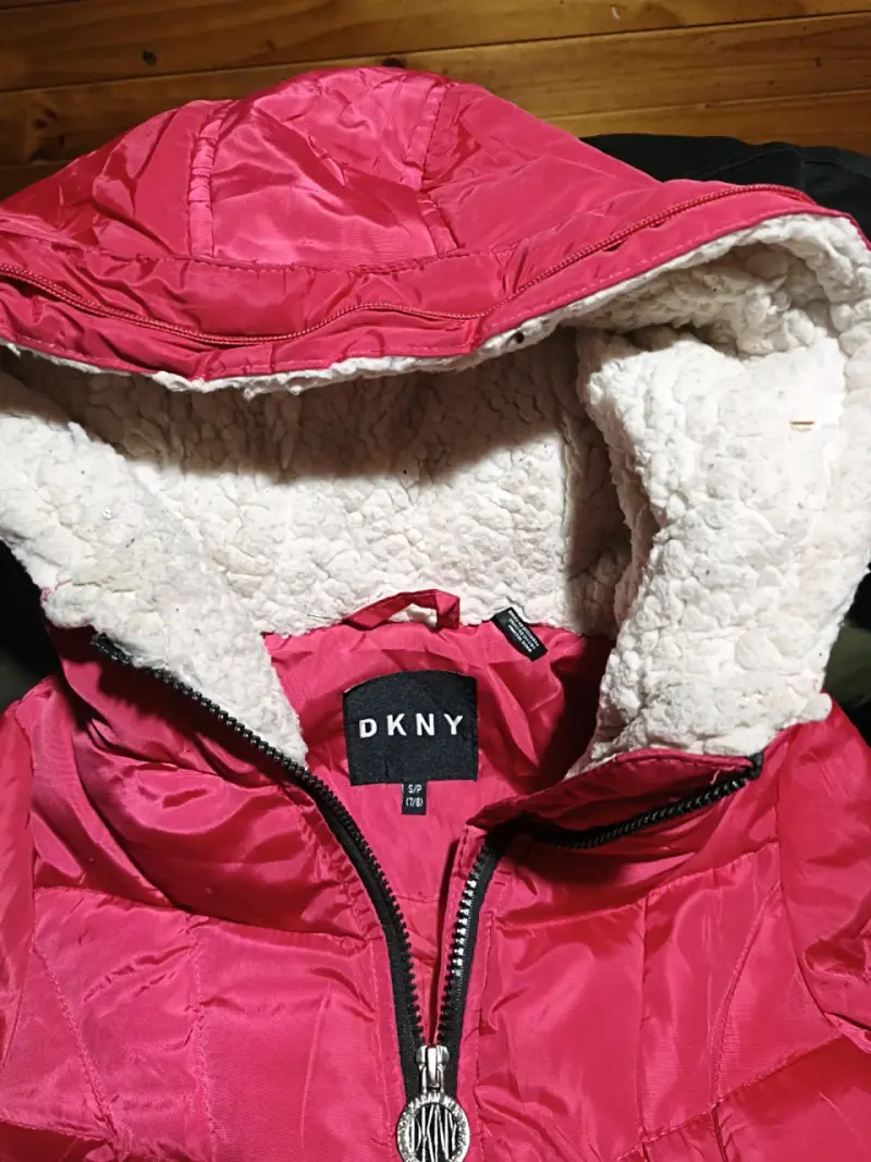 Chaqueta roja con capucha de piel - 1