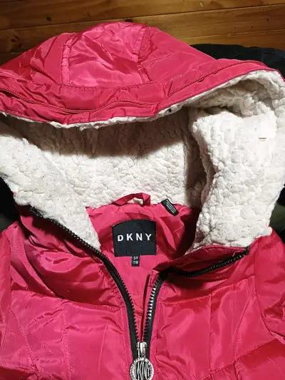 Chaqueta roja con capucha de piel - miniatura 1