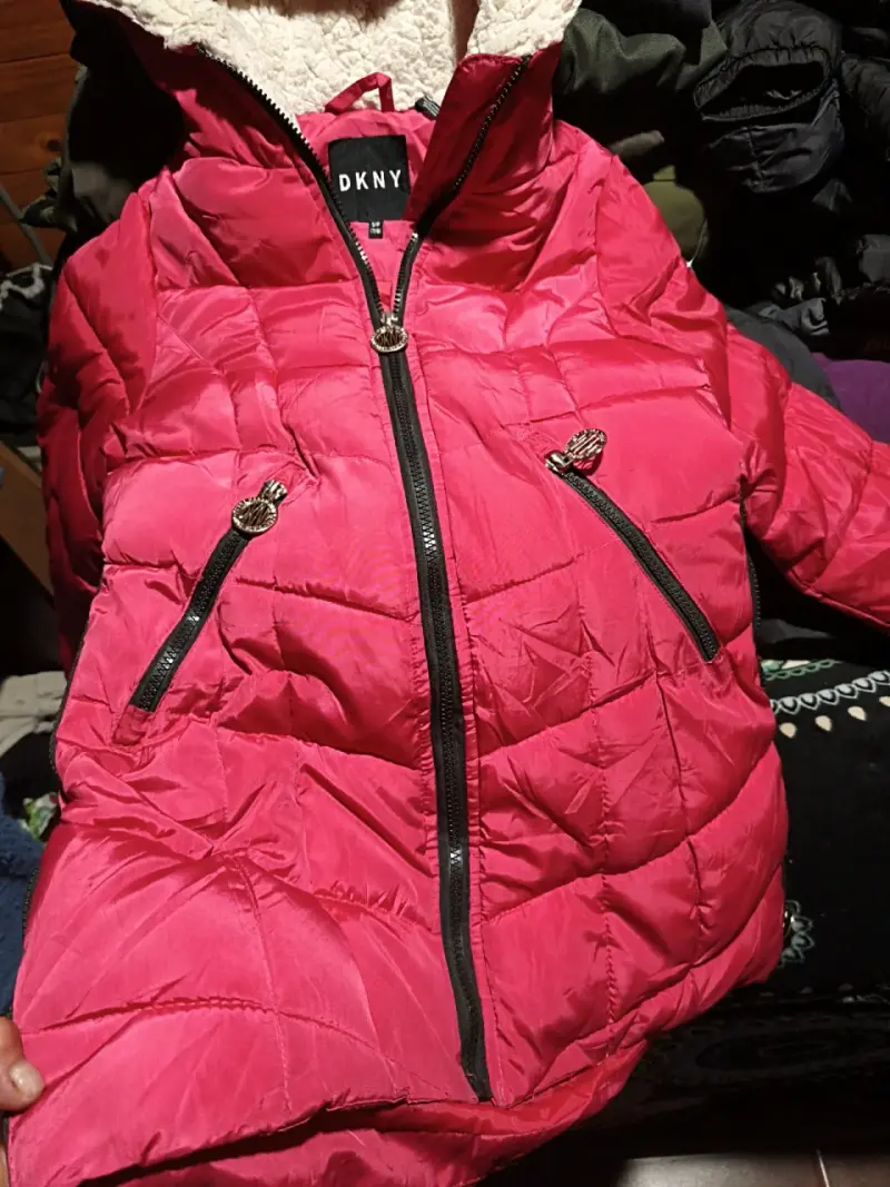 Chaqueta roja con capucha de piel - 2