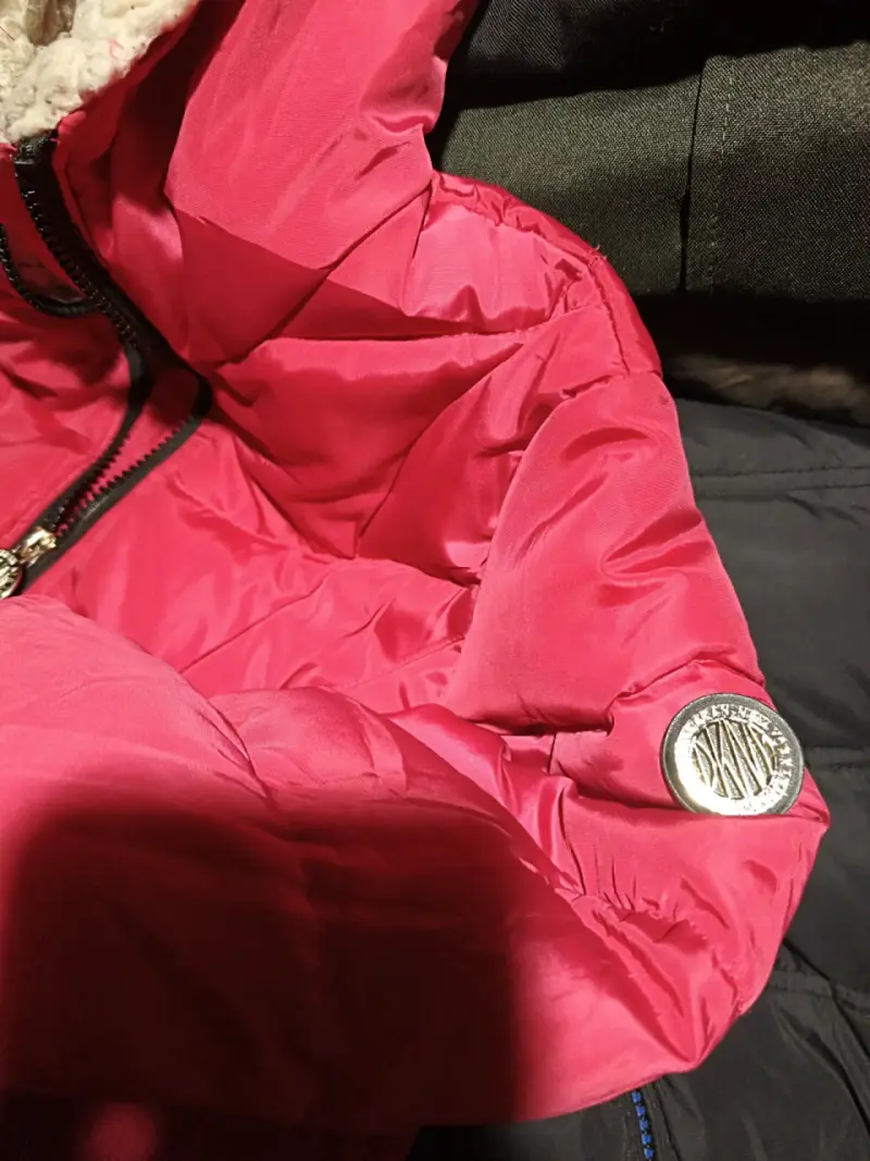 Chaqueta roja con capucha de piel - 3