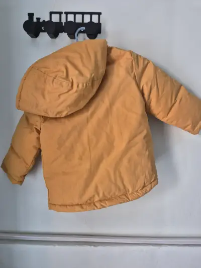 Abrigo infantil mostaza con capucha - miniatura 1
