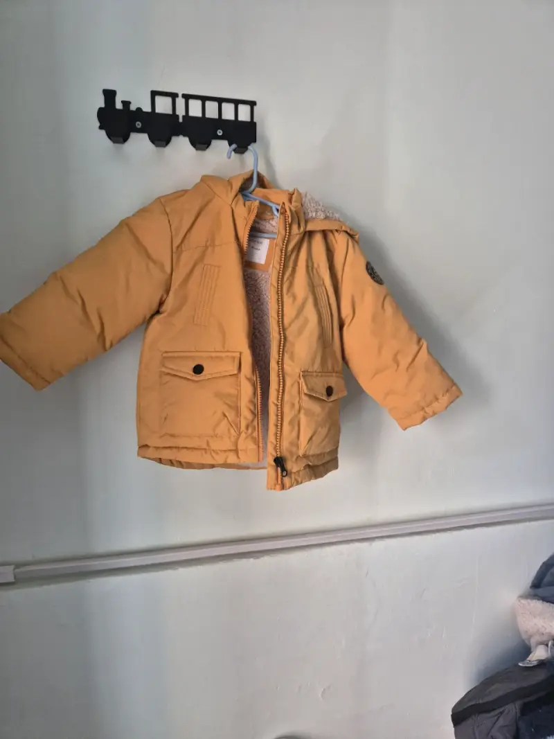 Abrigo infantil mostaza con capucha - 2