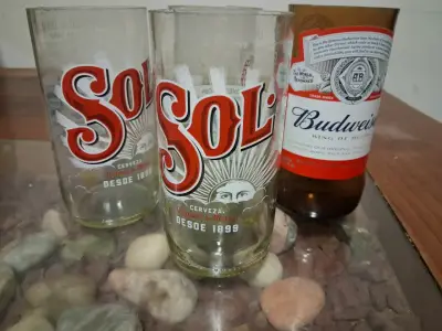 Vasos Sol y botella Budweiser - miniatura 1